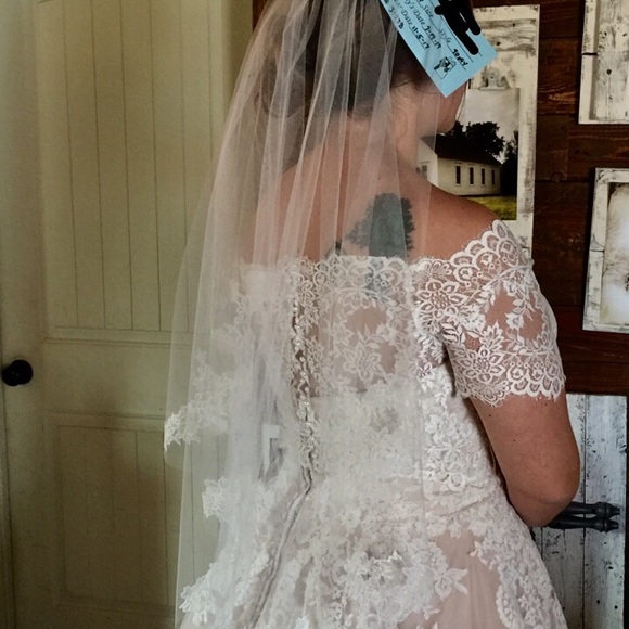 Brand new wedding gown - Picture 4 of 8